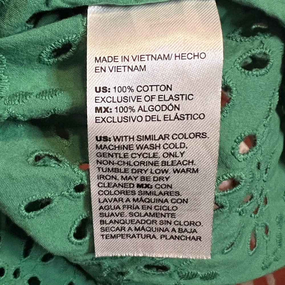 Chico’s eyelet billow sleeve shirt, green, size 8, 19” pit to pit  (B4) - Picture 6 of 7